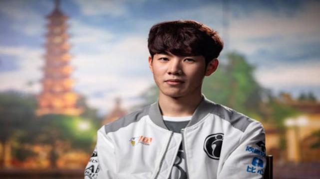 雄鹿伤病更新：场均3.3记三分的AJ·格林战活塞缺席